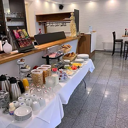 Und Restaurant Zeus 호텔